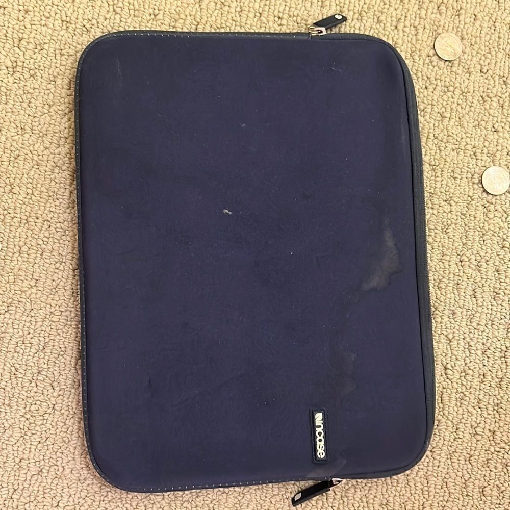 incase laptop case. fits 12-13 inch macbook